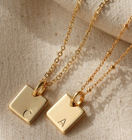 Personalized European And American 18K Gold Engraved 26 Letter Fashion Necklace 18K Gold Rectangular Titanium Steel 26 English Letter Necklace